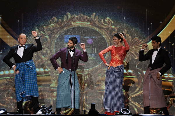 Shahid Kapoor, Deepika Padukone and Farhan Akhtar in Lungi Dance