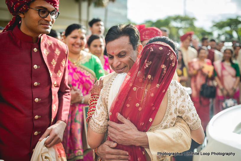 Bride greeting her father at the vidaai