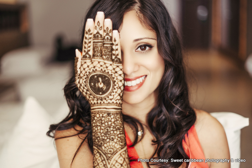  Mehndi Pose by Indian Bride