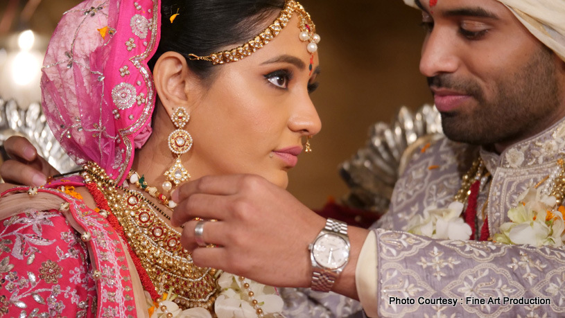 Indian Groom Wears mangalsutra to Bride