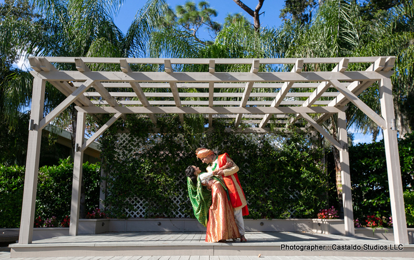 Indian Bride and Groom Possing for Indian Wedding Pictures
