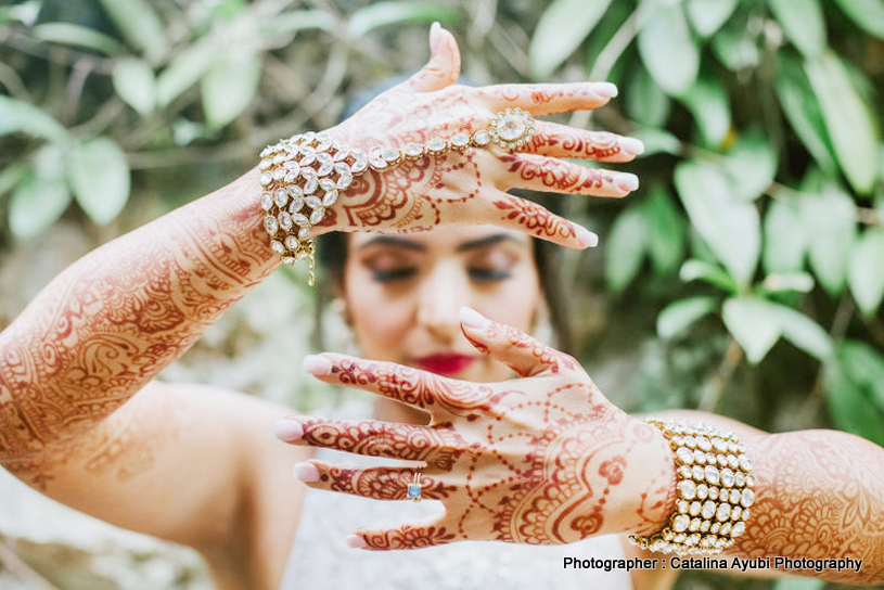 Indian Bride showing her Mehndi by Farah’s Mehendi