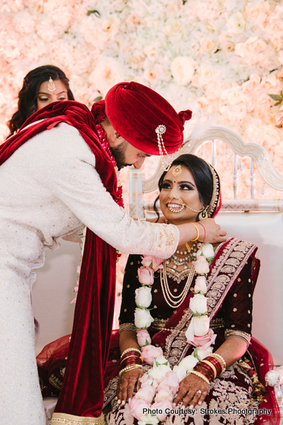 Indian groom wears Mangalsutra to the Bride