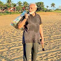 Indian Prime Minister Narendra Modi Picks up Trash from Beach