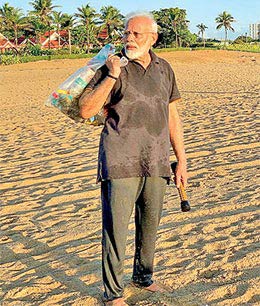 Indian Prime Minister Narendra Modi Picks up Trash from Beach
