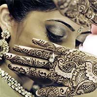 How to Choose a Bridal Mehndi Artist