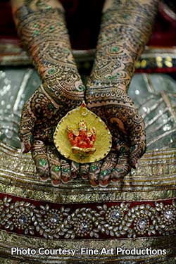 Before hiring an Mehndi artist, take a look at their portfolio