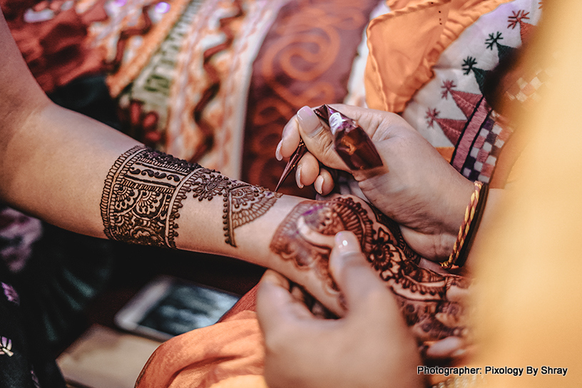 See this incredible mehndi art capture - Henna by Foram