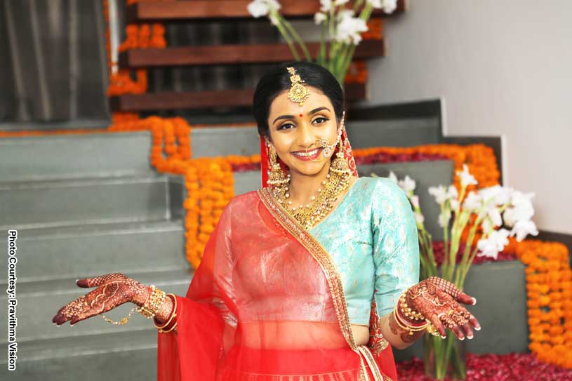 Gorgeous Bride showing her Henna