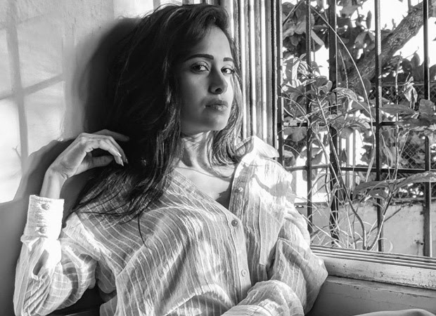 When-Nushrat-Bharucha-tried-to-hide-Sonu-Ke-Titu-Ki-Sweety-song-‘Chote-Chote-Peg-Maare’-from-her-parents