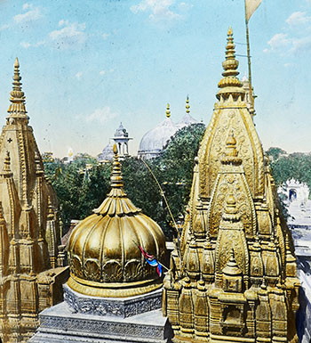 The Kashi Vishwanath temple was last rebuilt and restored to its glory by the Queen of Indore