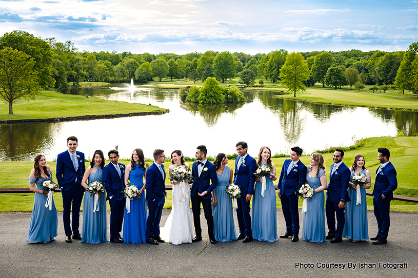 Wedding Couple Posing with bridesmaids and groomsmen