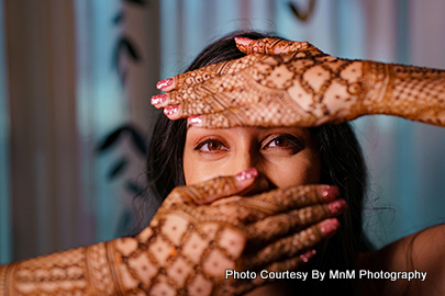 Mehndi Makes Indian Bride's hands looks beatiful