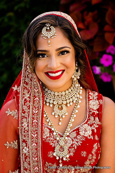 Big smile is the best makeup for bride