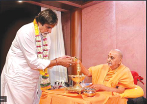 Amitabh Bachchan meets Pramukh Swami Maharaj