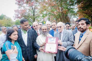 Sri Sri Ravi Shankar gets ‘Gandhi Peace Pilgrim’ award