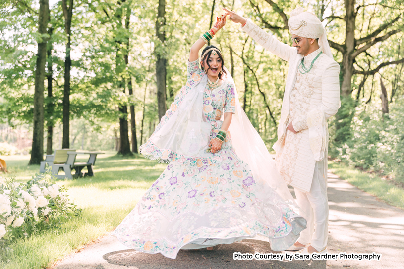 Indian wedding couples Khushbook and Dhrudeep possing for outdoor photoshoot