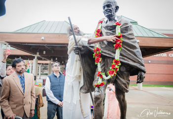 Garlanding the statue Sri Sri Ravi Shankar - Garlanding the statue
