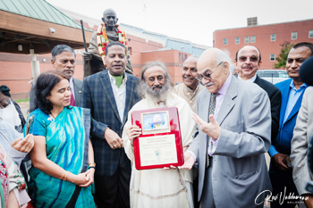 Gurudev receiving the award from Subash Razdan 