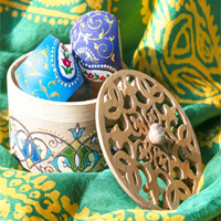 Handicrafts of India Small pieces of modern carpers in a wooden box