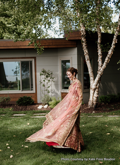 Indian bride looks beautiful in the wedding costume