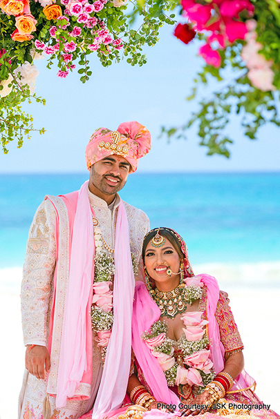 Indian wedding couple looks like raja rani