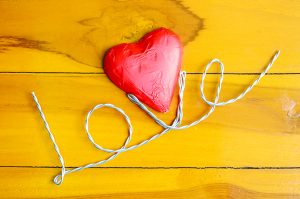 heart-shape-wrapped-chocolate-table 
